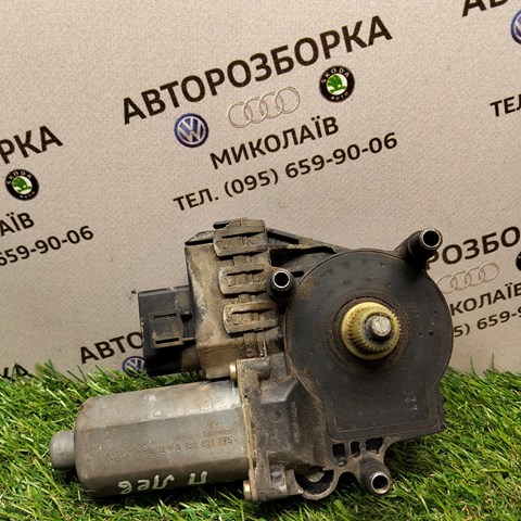 Мотор стеклоподъемника водительской двери 130821775 VAG