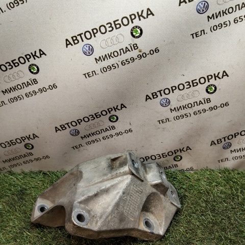 Кронштейн подушки КПП, левый 1J0199117Q VAG