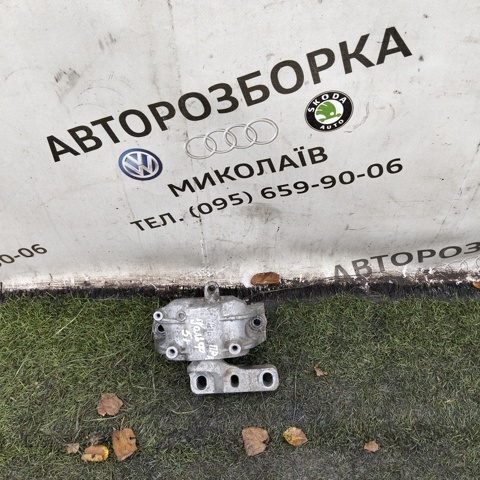 Гидроопора двигателя правая Volkswagen Passat B7