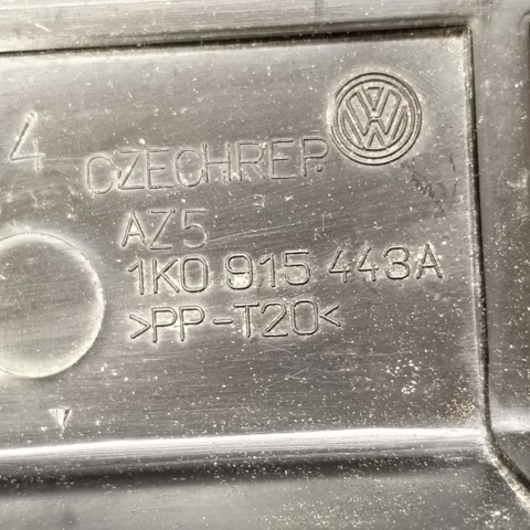 VAG 1K0915443A Крышка аккумулятора (АКБ) в наличии Черновцы