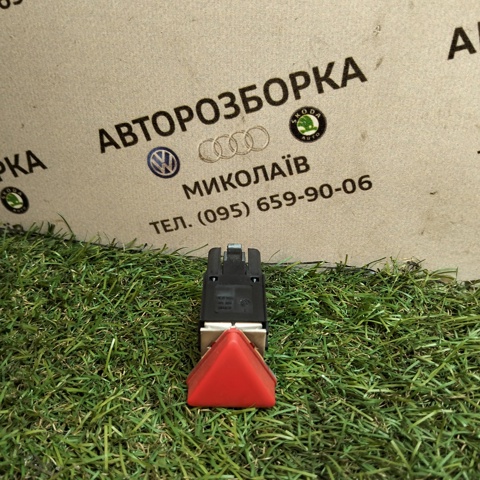 Кнопка аварийного сигнала Фольксваген Гольф V