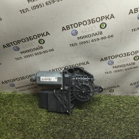 Моторчик стеклоподъемника двери задней, левой 1K0959703C VAG