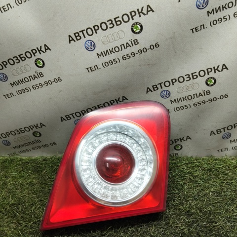 Задний левый внутренний фонарь 1K5945093 VAG