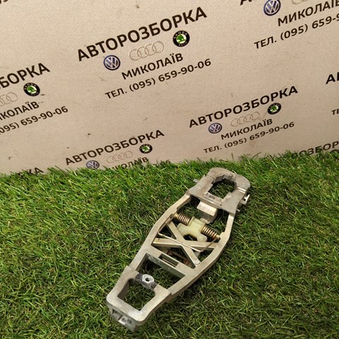 Держатель наружной ручки двери, передней правой 1T0837886 VAG