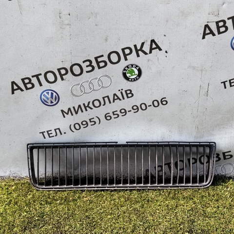 Решетка на бампер 1U0853677 VAG