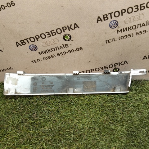 VAG 1U6813345 Накладка под задний фонарь левый в наличии Винница