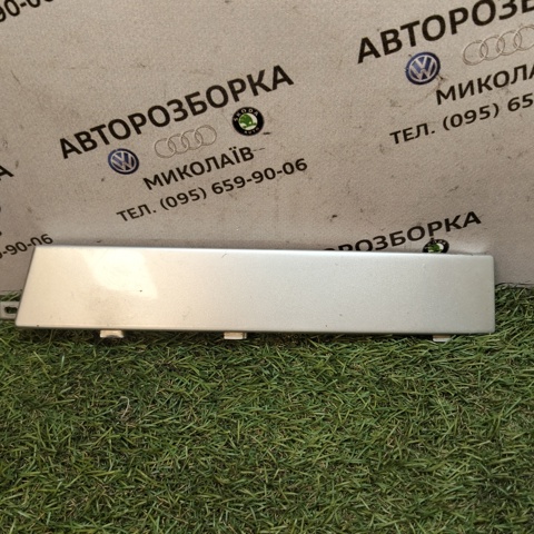 Накладка под задний фонарь, правый 1U6813346 VAG