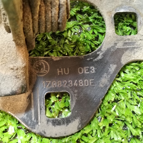 Навеска и упор капота 1Z0823480E VAG