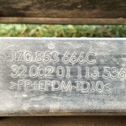 1Z0853666C VAG Решетка бампера переднего правая купить в Харьков