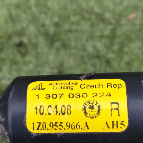 1Z0955966A Держатель форсунки омывателя фары (подъемный цилиндр) купить Черкассы