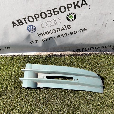 Заглушка, решетка противотуманных фар бампера переднего, правая 2K0853684 VAG