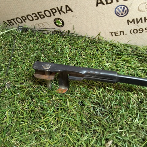 2K1955409 VAG Поводок стеклоочистителя купить в Житомир