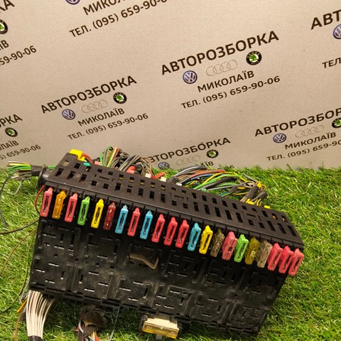 Коробка предохранителей Volkswagen Passat B3, B4