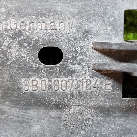 3B0807184E VAG Кронштейн бампера переднего правый купить в Днепр