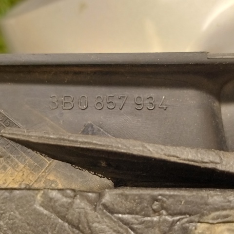 VAG 3B0857934 Уплотнитель зеркала к двери правый в наличии Запорожье