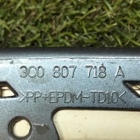 3C0807718A VAG Молдинг бампера переднего правый купить в Киев