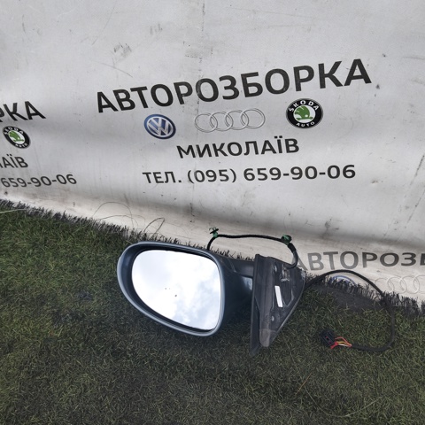 Уплотнитель зеркала к двери правый 3C0857934 VAG