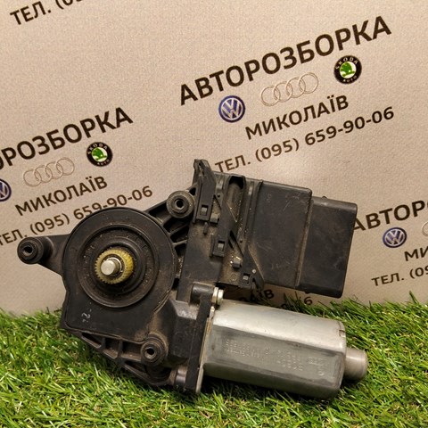 Моторчик стеклоподъемника двери задней, правой 3U0959812 VAG