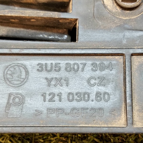 VAG 3U5807394 Направляющая заднего бампера правая в наличии Винница