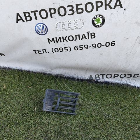 Решетка переднего бампера, правая нижняя 4A0853684A VAG