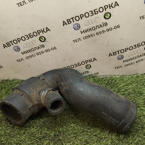 Патрубок воздушный, выход из турбины/компрессора (наддув) 4B0145832B VAG
