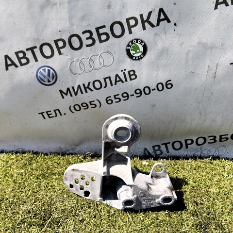 Кронштейн подушки (опоры) двигателя, левой 4B0199351 VAG