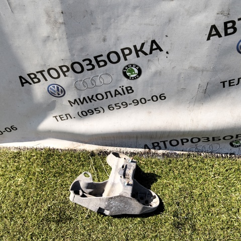 VAG 4B0199351B Кронштейн подушки (опоры) двигателя левой в наличии Полтава