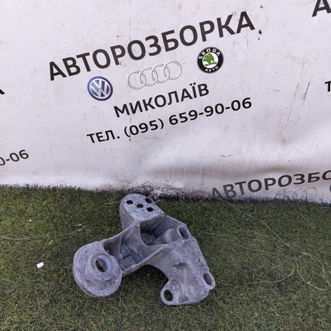 Кронштейн подушки (опоры) двигателя, правой 4B0199352B VAG