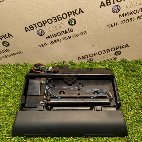 Пепельница приборной панели "торпедо" 4B0857951F VAG
