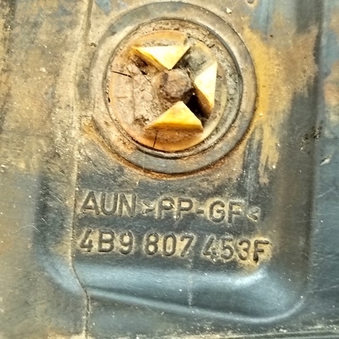 Направляющая заднего бампера, левая 4B9807453F VAG