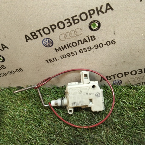 Мотор-привод открытия лючка бака 4B9862153 VAG