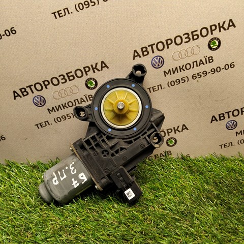Моторчик стеклоподъемника двери задней, правой 561959812 VAG