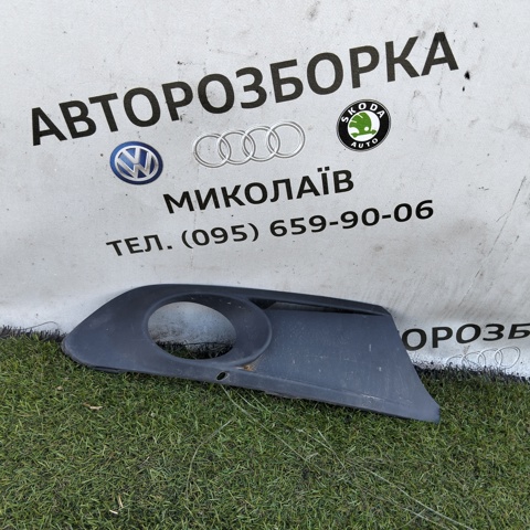 Заглушка, решетка противотуманных фар бампера переднего, правая 5C6853666A VAG