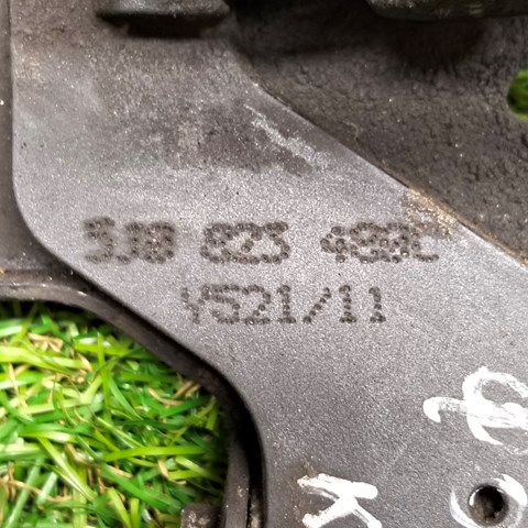 VAG 5J0823480C Стояк-крюк замка капота в наличии Киев