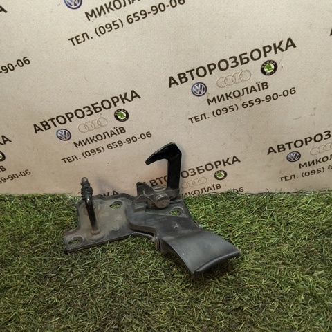 VAG 5J0823480C Стояк-крюк замка капота в наличии Тернополь