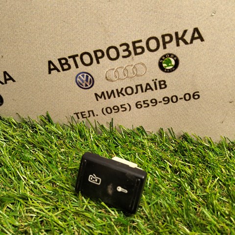 Кнопка центрального замка 5J0962125 VAG
