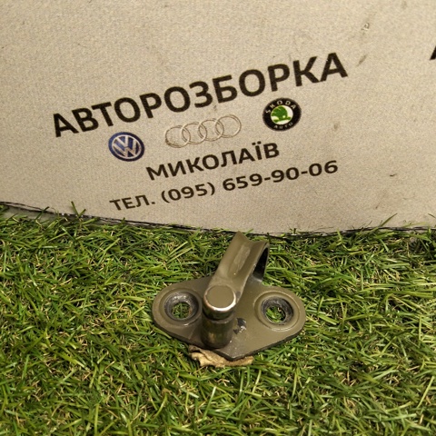 Ограничитель сдвижной двери, центральный на кузове 701837767 VAG