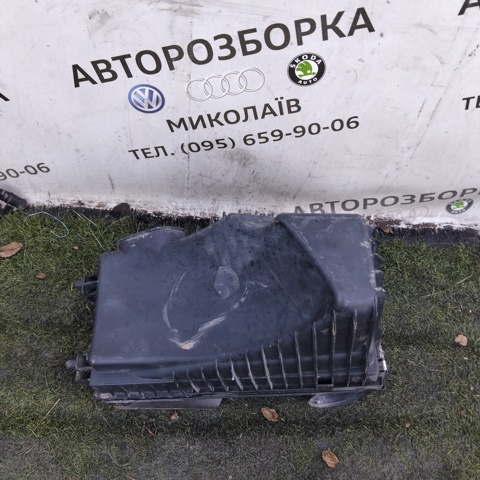 7L0128607 VAG Корпус воздушного фильтра левый купить в Николаев