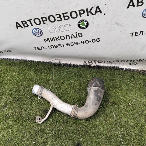 Патрубок воздушный, выход воздушного фильтра 7L6129654B VAG