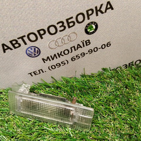 Плафон подсветки багажного отсека 7L6947101 VAG