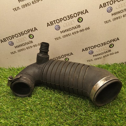 Патрубок воздушный выход воздушного фильтра 8D0129615J VAG