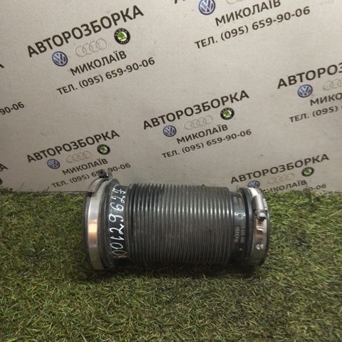 Патрубок воздушный, выход воздушного фильтра 8D0129627 VAG