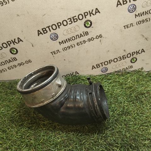 Патрубок воздушный, выход из турбины (наддув) 8D0145834L VAG