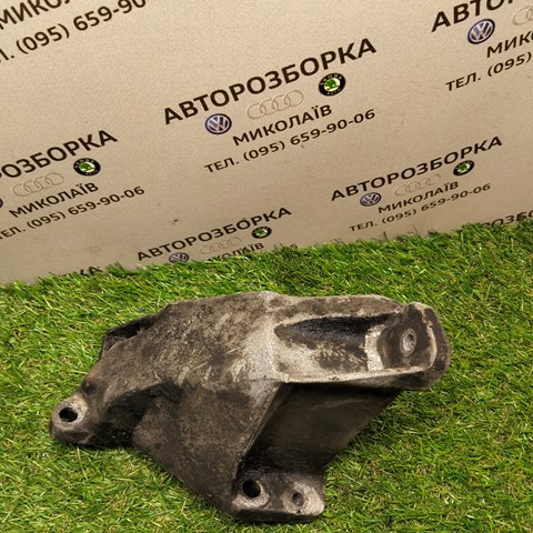 8D0199307L Кронштейн подушки (опоры) двигателя левой купить Украина
