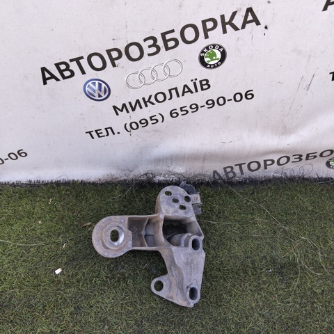 Кронштейн подушки (опоры) двигателя, правой 8D0199352H VAG