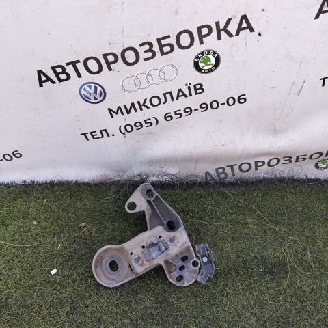 8D0199352H VAG Кронштейн подушки (опоры) двигателя правой купить в Кривой Рог