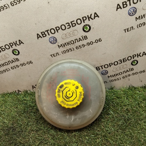 Бачок главного тормозного цилиндра 8D0611301 VAG