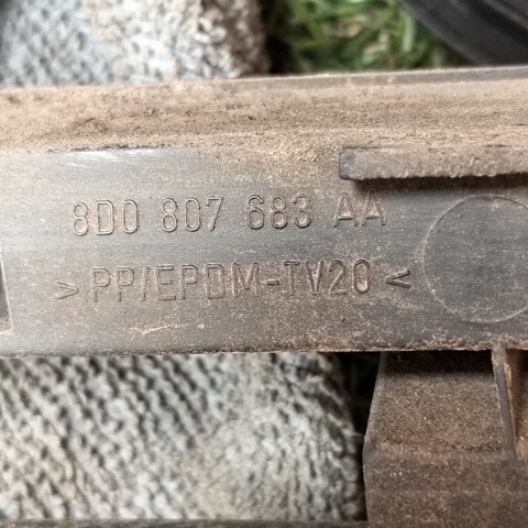 8D0807683AA Решетка бампера переднего центральная купить Павлоград