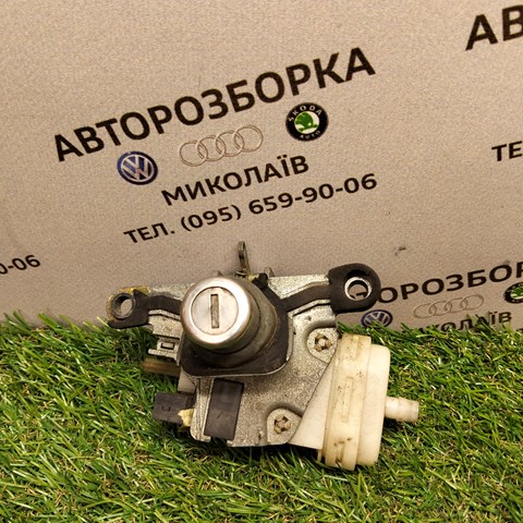 Личинка замка багажника 8D0862055 VAG