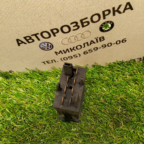 8D0941509C Кнопка включения аварийного сигнала купить Каменское